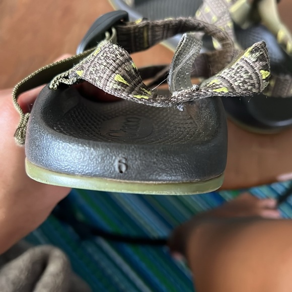 Size youth 6 chacos - Picture 3 of 3